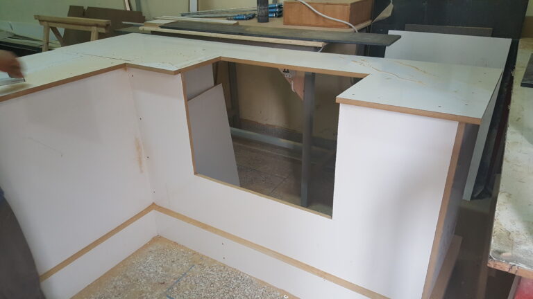 Réalisation de Comptoir en Corian pour la PHARMACIE MODERNE – Pharmacie à Marrakech 3