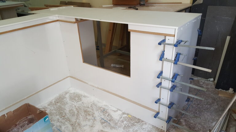 Réalisation de Comptoir en Corian pour la PHARMACIE MODERNE – Pharmacie à Marrakech 2